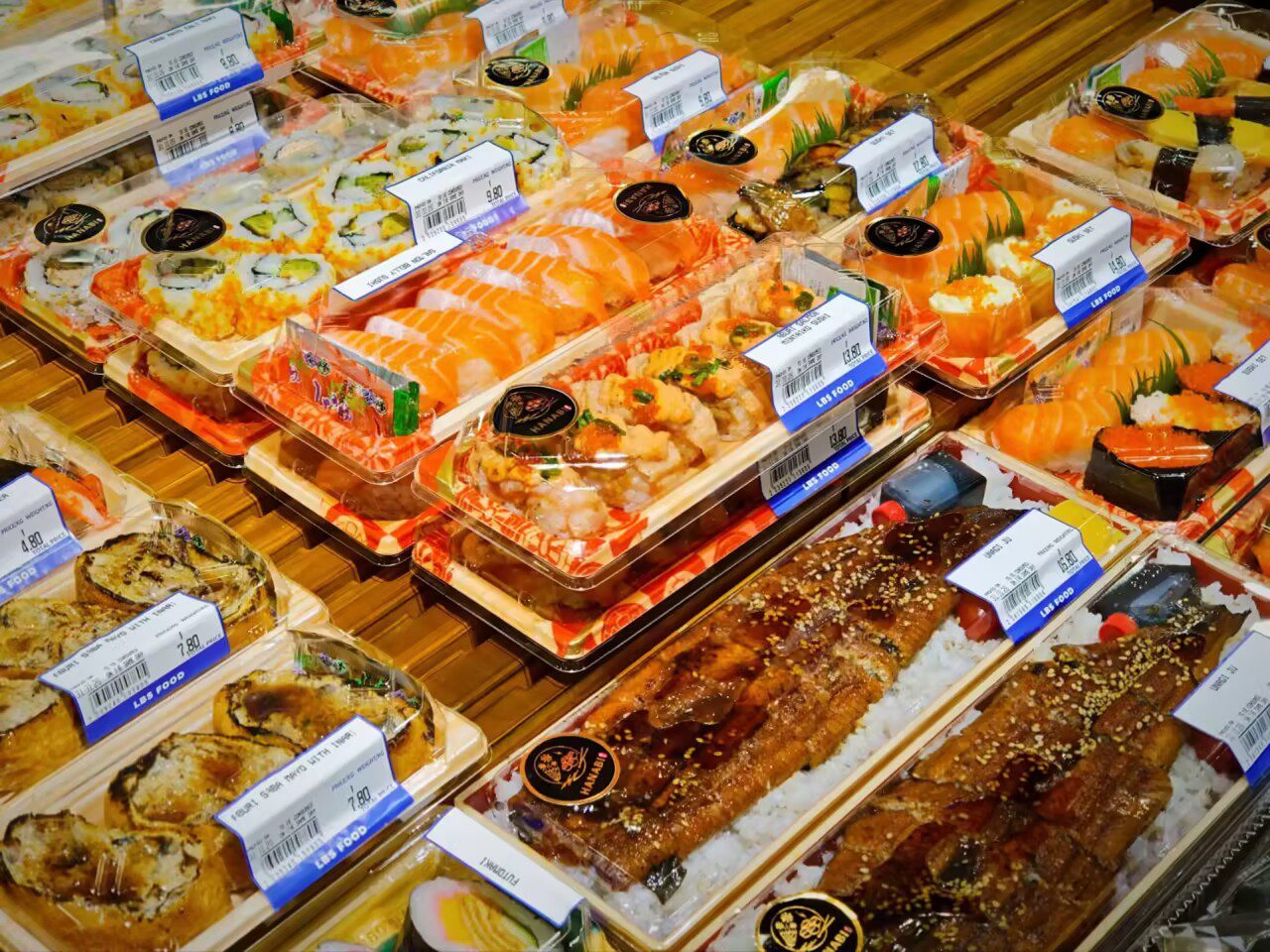新加坡超市售卖的寿司、鳗鱼饭和熟食便当