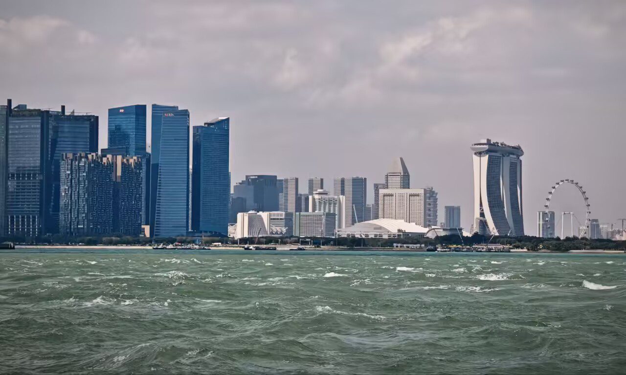 快艇上远眺新加坡城市天际线和起伏海面